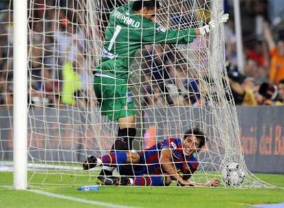 Bojan acaba dentro de la portería tras marcar el primer gol del partido.