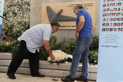 Familiares y allegados depositan ofrendas florales en homenaje a las víctimas del accidente aéreo del vuelo JK5022 de Spanair, en el parque Juan Carlos I.