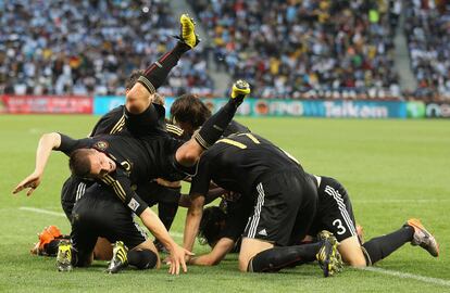 Los jugadores alemanes celebran con Arne Friedrich celebran el tercer gol marcado a Argentina.