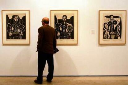 Un espectador observa uno de los cuadros de la exposición <i>Los Picassos de Antibes</i> del Museo Picasso de Málaga.