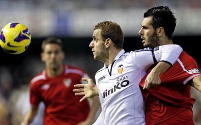 Soldado protege el balón de Spahic.