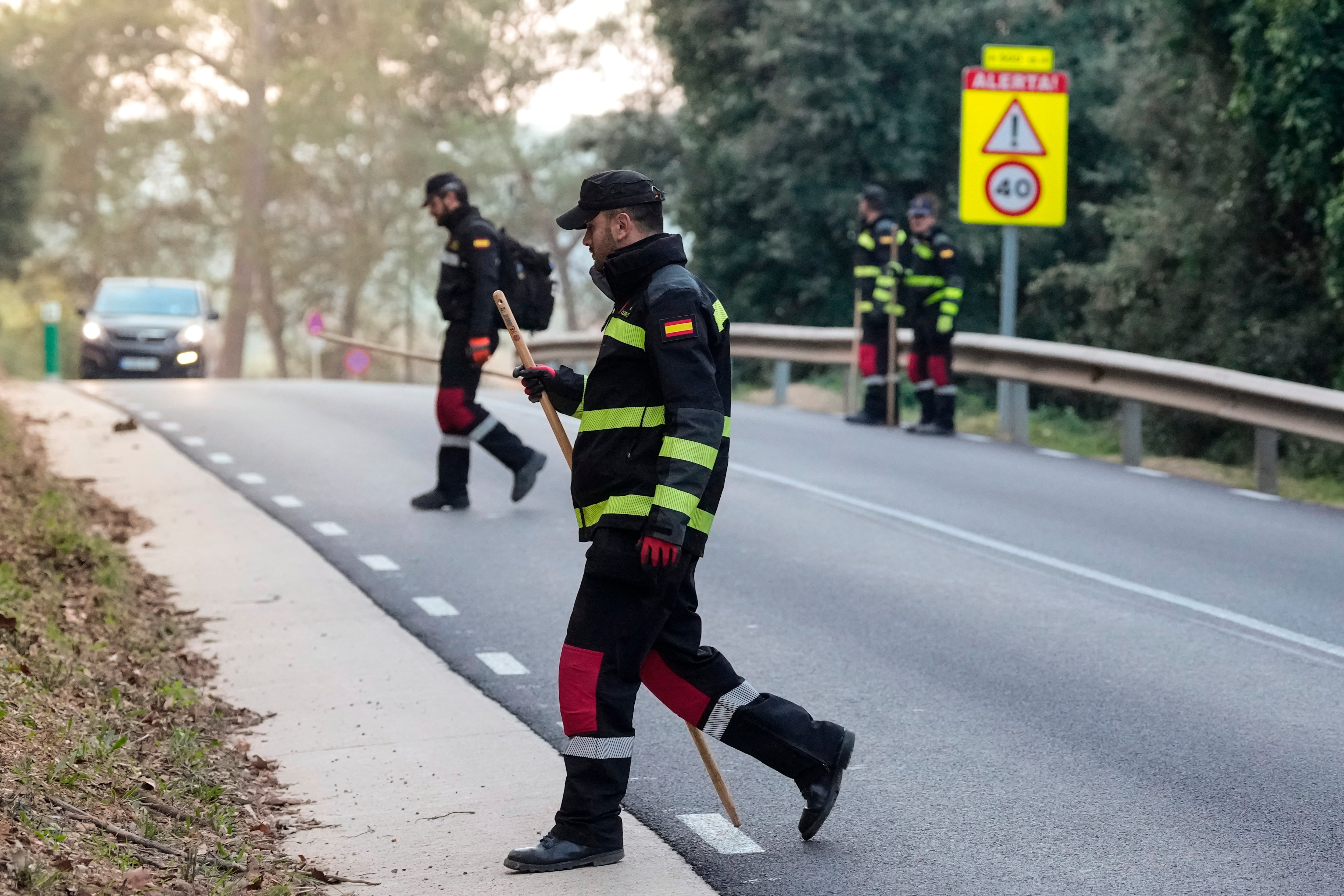 Miembros de la Unidad Militar de Emergencia (UME) trabajan en el rastreo de la 'zona cero' del brote de peste porcina africana (PPA) detectada en Barcelona, este miércoles.