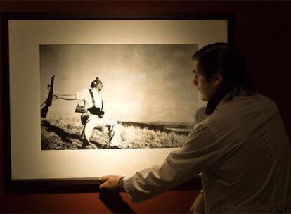 Un operario colocaba ayer en la sala de la Vital una copia de <i>El soldado caído</i> (1936), quizá la más conocida de las fotos de Capa.