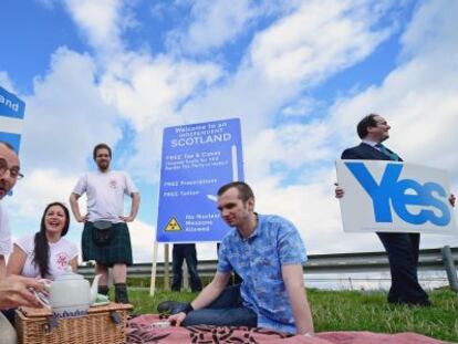 Partidarios de la independencia de Escocia celebran el sondeo. 