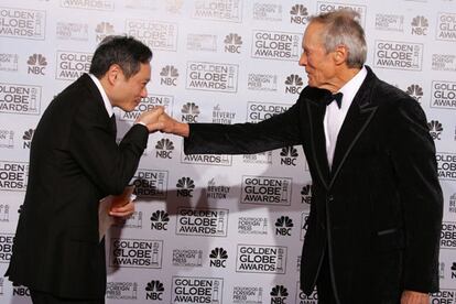 El director taiwanés Ang Lee ha recibido el reconocimiento de la Asociación de la Prensa Extranjera, que ha otorgado cuatro de los siete premios a los que optaba a <i>Brokeback Mountain,</i> la historia de amor entre dos vaqueros. En la imagen aparece besando la mano de Clint Eastwood, el ganador del año anterior.