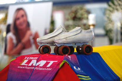 Vista de los patines y uniforme de la expatinadora colombiana Luz Mery Tristán, durante su velorio en Cali (Colombia).