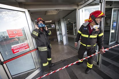 El aeropuerto de Fiumicino en Roma permaneció cerrado hasta las 12:00 horas tras declararse el incendio. Todos los vuelos fueron suspendidos hasta entonces. El siniestro causó la cancelación de 14 vuelos entre Roma y varias ciudades de España. El incendio quedó extinguido a primeras horas de esta mañana. En la imagen, varios bomberos trabajan en la extinción del fuego en el aeropuerto Leonardo Da Vinci en Fiumicino, Roma.