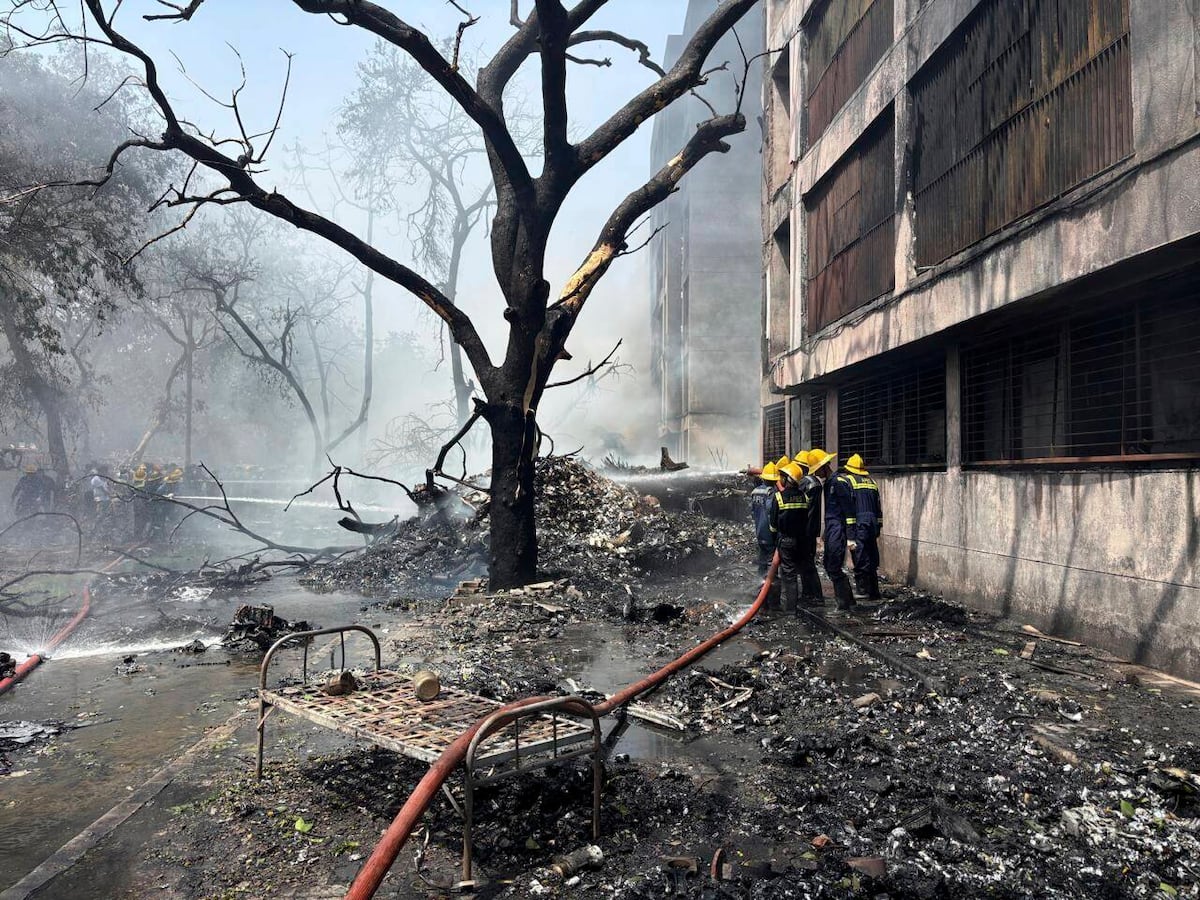Un avión con 242 personas a bordo con destino a Londres se estrella tras despegar en Ahmedabad, en el oeste de la India