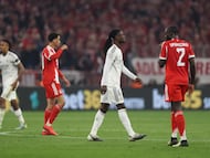 Eduardo Camavinga deja el campo tras ser amonestado con tarjeta roja al ver la segunda amarilla.