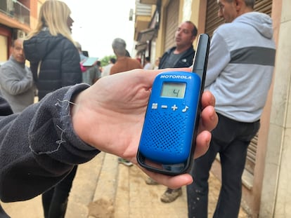 El 'walkie talkie' de Ana Palmero, la única forma que tiene su familia de comunicarse en Alfafar.