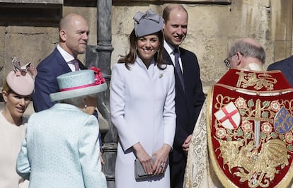 La reina es recibida por Mike Tindall y los duques de Cambridge, a su llegada a la capilla en el día de su cumpleaños.