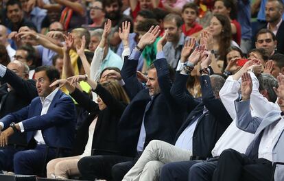 El rey Felipe VI hace la ola durante el partido