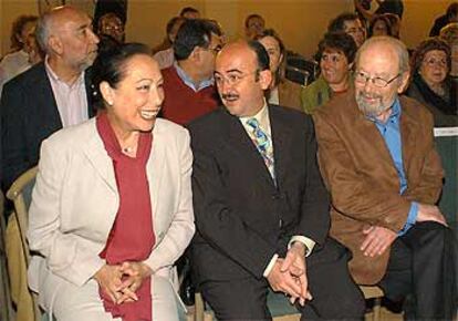 Cristina Hoyos, Rafael Román y Caballero Bonald, ayer en Cádiz.