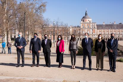El Consejo de Gobierno, con Isabel Díaz Ayuso (en el centro, con chaqueta fucsia), el pasado miércoles en Aranjuez, donde celebraron la reunión semanal.