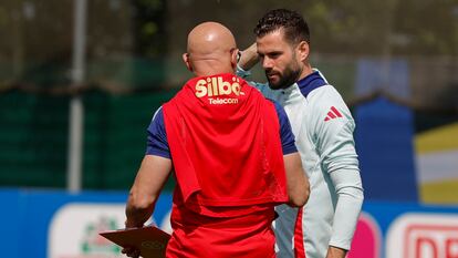 Nacho charla con Luis de la Fuente durante un entrenamiento de la selección española.