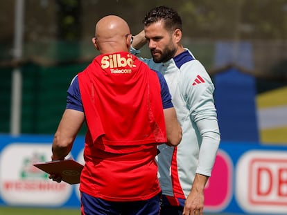 Nacho charla con Luis de la Fuente durante un entrenamiento de la selección española.