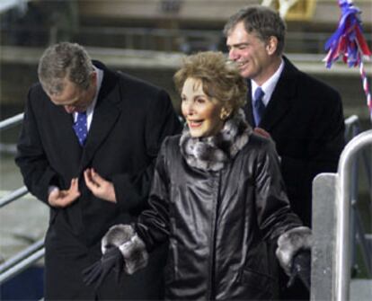 George Bush y Nancy Reagan, en marzo del pasado año, tras bautizar un portaaviones. PLANO GENERAL - ESCENA