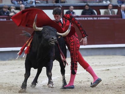 Sergio Aguilar en un ajustado pase de pecho a su primer astado