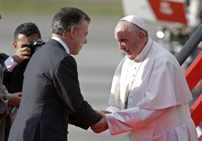 El presidente de Colombia, Juan Manuel Santos (izquierda), da la bienvenida al Papa.