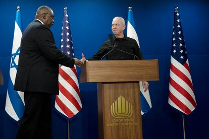 El ministro de Defensa israelí, Yoav Gallant, a la derecha, estrecha la mano de su homólogo estadounidense, el Secretario de Defensa Lloyd Austin, tras una declaración conjunta después de su reunión sobre la operación militar de Israel en Gaza, en Tel Aviv, Israel, el lunes 28 de diciembre de 2023.