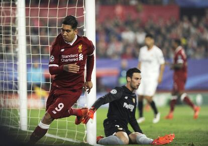 El centrocampista Roberto Firmino (i) reacciona tras marcar el primer gol del partido. 