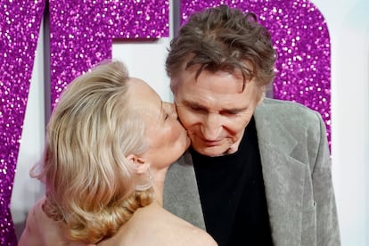 Pamela Anderson y Liam Neeson, en el estreno de 'Agárralo como puedas' en Leicester Square, en Londres, el 22 de julio de 2025.