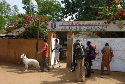 Entrada del restaurante donde fueron secuestrados los dos franceses.