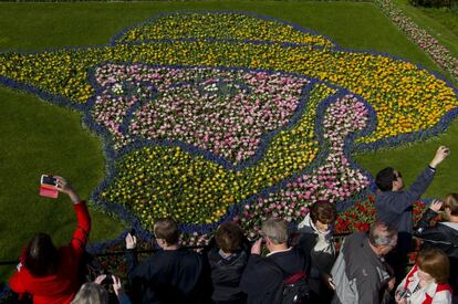 Retrato de Vincent van Gogh hecho de flores en el parque Keukenhof, en Lisse, Holanda.