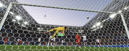 Adnan Januzaj  marca el primer gol para Bélgica frente a Inglaterra.