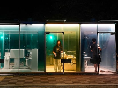 Tokyo (Japan), 20/08/2020.- Visitors use a new public toilet designed by Pritzker Prize-winning architect Shigeru Ban at a park in Tokyo, Japan, 20 August 2020. Ban's designed toilet is surrounded by opacity-changing glass panes that turn opaque when a user enters the toilet booth and locks the door. When the booth is free the glass remains transparent. The toilets are installed at Shibuya to change the old and negative images of public toilet in Japan being dirty, dark and dangerous before the postponed Tokyo 2020 Olympic and Paralympic Games next year. The costs are expected to amount to about 700 million yen to renovate seven locations to be installed at Shibuya in Tokyo in 2020. (Japón, Tokio) EFE/EPA/KIMIMASA MAYAMA