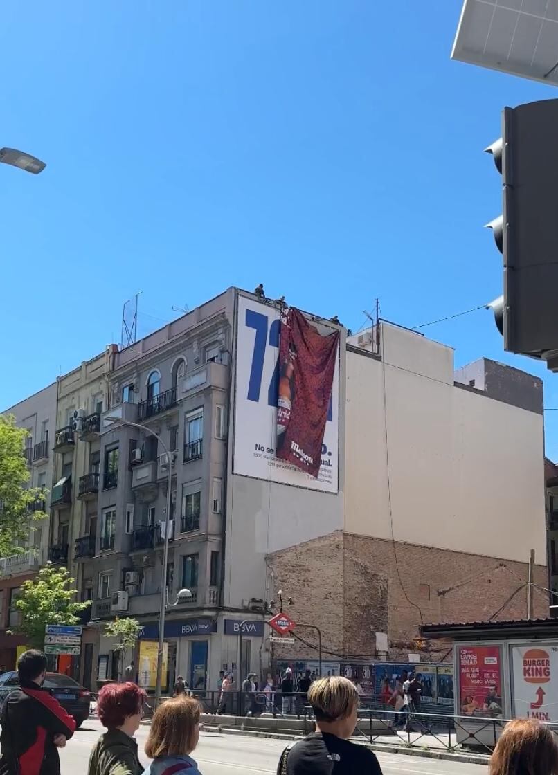 El anuncio de Mahou colocado sobre el de Más Madrid en Avenida de la Albufera, 14, en Vallecas, Madrid (Foto cedida por Más Madrid).