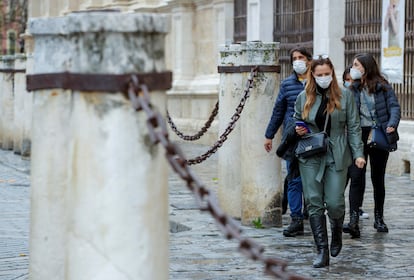 Inmersos en la sexta ola, primer día de uso obligatorio de mascarilla en exteriores en Sevilla.