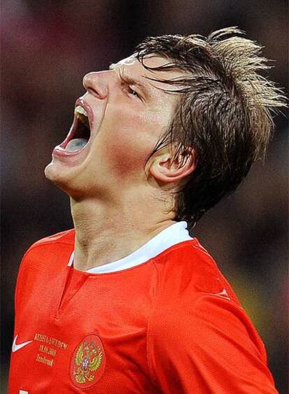 Arshavin festeja el segundo gol de Rusia.