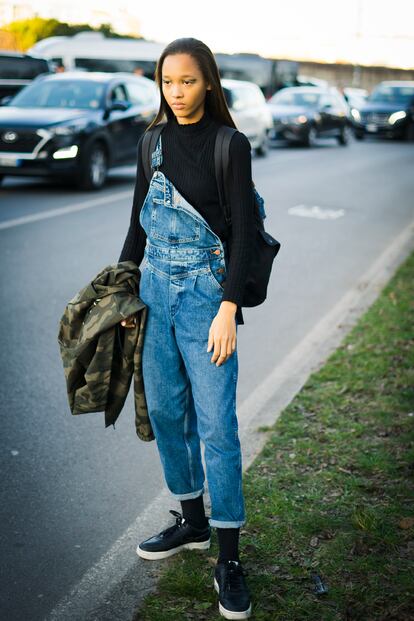 5. Con peto vaquero

El clásico, pero sin uno de los tirantes puestos, como luce esta modelo antes del desfile de Prada.