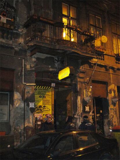 La fachada del Szimpla Kert, en Budapest, no hace justicia a lo que esconde en su interior