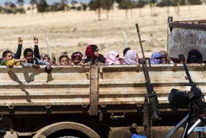 Evacuación de la ciudad de Ajdabiya de un grupo de niños tras dos días de intensos combates.
