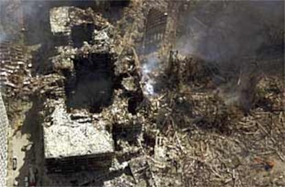 Vista aérea del agujero que han dejado los edificios del World Trade Center al desplomarse.