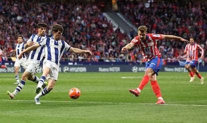 Alexander Sorloth (derecha) marca el segundo gol ante la Real Sociedad.