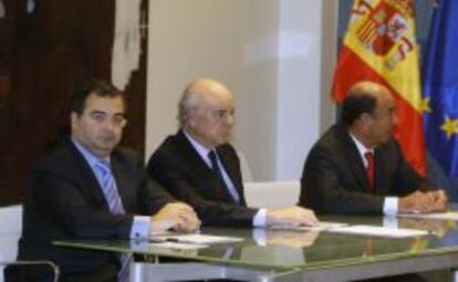 El izquierda a derecha, el presidente de Banco Popular, Ángel Ron; el de BBVA, Francisco González; y el recién fallecido Emilio Botín, presidente de Banco Santander.