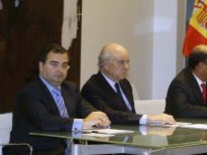 El izquierda a derecha, el presidente de Banco Popular, &Aacute;ngel Ron; el de BBVA, Francisco Gonz&aacute;lez; y el reci&eacute;n fallecido Emilio Bot&iacute;n, presidente de Banco Santander.