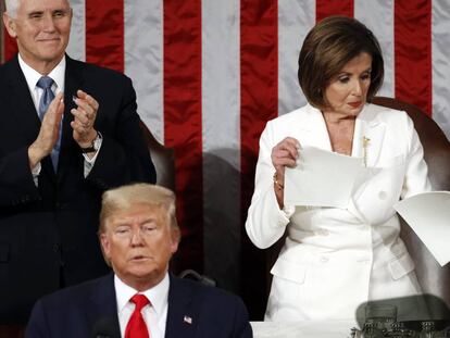 A presidente do Congresso, Nancy Pelosi, rasga uma cópia do discurso do Estado da União proferido por Donald Trump no plenário.