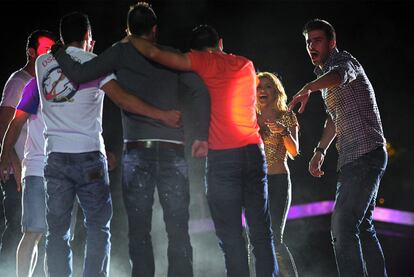 Varios jugadores del Barça arropan a Shakira y Piqué durante el concierto ofrecido por la cantante en Barcelona dentro de su gira 'Sale el sol'.