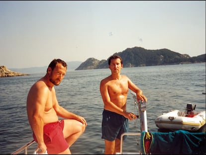 Marcial Dorado y Alberto Núñez Feijóo, en el yate del primero, en la ría de Vigo en 1995.