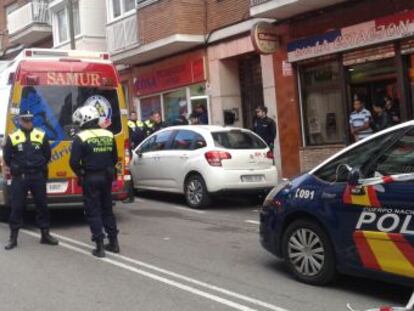 Policías y sanitarios del SAMUR, en el lugar de la agresión.