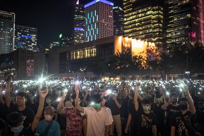 Estudiantes utilizan sus móviles durante una marcha contra el Gobierno local en una plaza de Hong Kong. La excolonia británica, devuelta a China en 1997, es escenario desde junio de manifestaciones estudiantiles contra un proyecto de ley que pretende autorizar las extradiciones a la China continental.