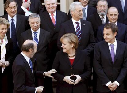 Alfredo Pérez Rubalcaba conversa con Merkel, junto al presidente del Gobierno, José Luis Rodríguez Zapatero en la foto de familia de la cumbre