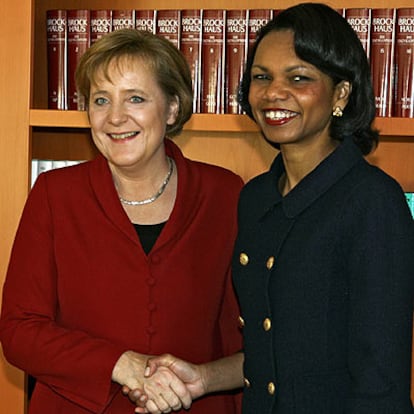 Condoleezza Rice, saluda a Angela Merkel en el inicio de su gira por Europa.
