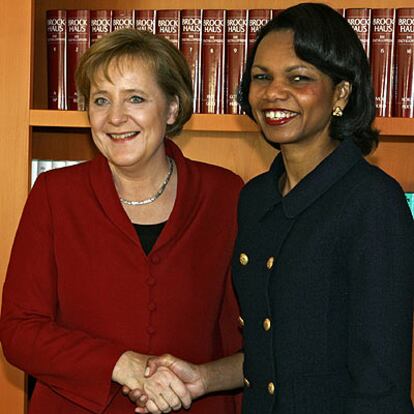 Condoleezza Rice, saluda a Angela Merkel en el inicio de su gira por Europa.