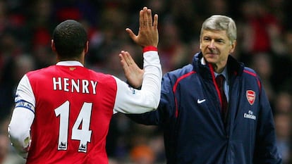 El capitán del Arsenal, Thierry Henry, celebra un gol con su entrenador, Arsene Wenger, el 2 de enero de 2006.