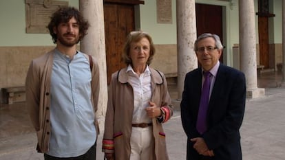 Antonio Vizcaíno, Carmen Aranegui y Antonio Ariño, ayer, en el patio interior del Centre Cultural La Nau de la Universitat de València.